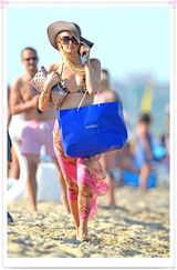 组图：帕丽斯-希尔顿豹纹比基尼现身海边