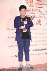 组图：林忆莲获最佳国语女歌手 常石磊代领