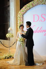 高清图：孙俪邓超上海大婚 新人现身当众亲吻