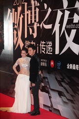 组图：2012新浪微博之夜红毯-情侣档李晨张馨予