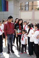 组图：秦岚郑嘉颖中秋探访孤儿分享超级月饼