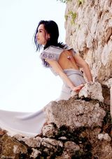 组图：黄圣依新写真秀美背 穿透视衣露大腿