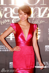 幻灯图：梁咏琪红色深V领礼服裙亮相秀场 艳光四射