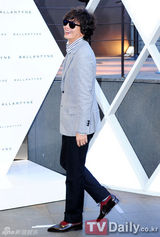 组图：裴勇俊高小英金贤重等出席名品店开业仪式