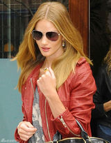 组图：罗茜-汉丁顿-惠特莉街拍 简约装扮搭潮包