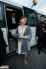 高清图：郭晶晶霍启刚8日注册 闪钻迷人美背抢镜