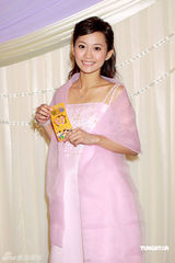 幻灯组图：唐宁着桃红婚纱扮新娘 伴娘杨爱瑾秀粉嫩