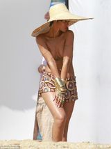 蕾哈娜半裸拍片薄纱遮两点 超短底裤秀长腿(图)