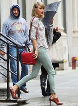 组图：泰勒格子衬衫清纯出街 气质脱俗似邻家妹