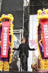 组图：罗志祥高空悬坐 与女舞伴大跳求爱舞