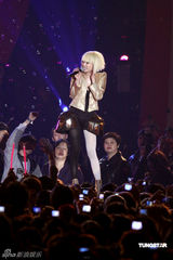 高清组图：蔡依林白发造型开唱 不介意和老外拍拖