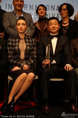 组图：形象大使栗山千明穿开胸裙网格秀性感