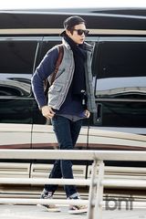 组图：韩团SHINee素颜现身机场 睡眼惺忪