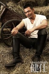 组图：硬汉邵兵登封面 马场大片成熟颓废