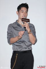 组图：吴建豪秀身材 透露健身习惯