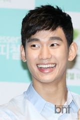 组图：金秀贤帅气亮相见面会 庆新片大卖