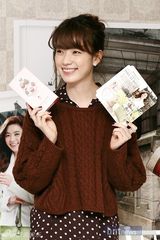 组图：韩星韩孝珠举办签名会 现场赠光棍节饼干