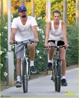 组图：莱昂纳多骑单车 动作惊险吓坏小伙伴