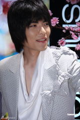 组图：萧敬腾白马王子装扮代言 自曝爱车三度遭窃