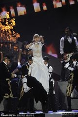 组图：泰勒-斯威夫特劲歌热舞 变装惊艳