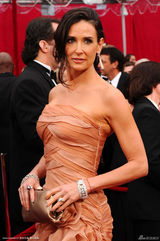 高清组图：奥斯卡红毯 黛咪-摩尔优雅亮相笑容迷人