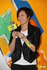 组图：何韵诗捧场篮球记者会 余文乐大方送拥抱