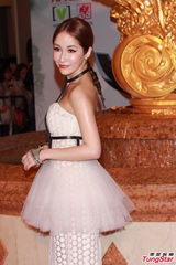 组图：萧亚轩抹胸裙露香肩 电眼勾人红唇诱惑