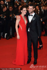 组图：暮光女火红深v裙走秀 胸前春光一览无余