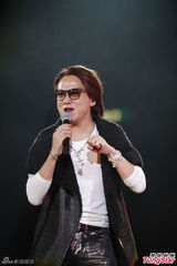 组图：big4开演唱会发红封包 互曝成员糗事