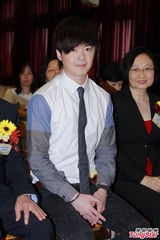 组图：吴千语裙装甜美亮相 否认自己是败金女