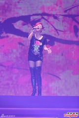 组图：丁当开唱险出事故 与徐佳莹女女亲吻