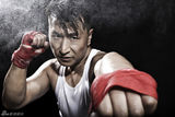 组图：张笑君拍摄粗犷写真 拳击手造型力量十足