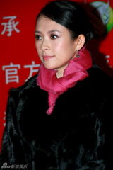 高清图：章子怡泼墨门后首次亮相 仍然戴着鸽子蛋