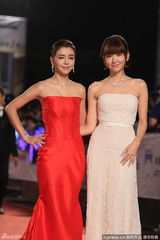 组图：邱泽绯闻女友李毓芬红裙艳丽 力拼郭雪芙