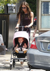 组图：维多利亚携子女出行小七可爱