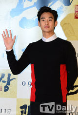 组图：朴有天金秀贤等助阵李钟硕新片试映