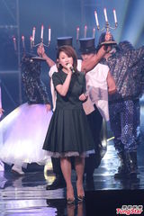 组图：劲歌金曲twins荧光造型 容祖儿扮女强人