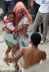 组图：Lady Gaga睡袍装巴西踢球露股沟