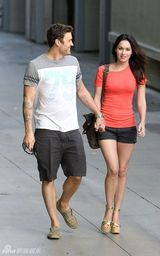 组图：梅根福克斯红装娇艳 和老公亲密牵手出行