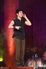 组图：曹格个唱力证与侧田兄弟情 刘德华低调助阵