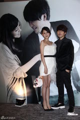 组图：弟弟卫斯理办满月酒贾静雯现身护女心切