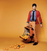 组图：苏志燮暖色写真头顶橙子展现可爱一面