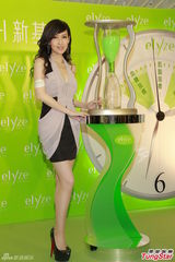 组图：周慧敏沙漏身段性感登场 10月广州开唱