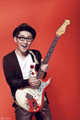 组图：金志文红色系写真 穿潮人短裤玩吉他