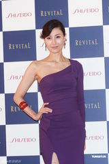 组图：李嘉欣紫色长裙气质佳 工作不舍爱子