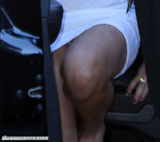 高清：林赛-罗韩抵达法庭 着白色连衣裙下车走光