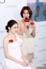 幻灯图：杨谨华性感半球代言 丁子高为其加冕献花