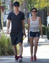 组图：瑞切尔-贝尔森和男友海登逛街购物