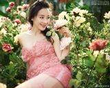 组图：袁姗姗薄纱裙写真 花丛美人娇艳秀乳沟