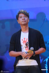 组图：李克勤郑欣宜开唱 鼓励年青人追梦